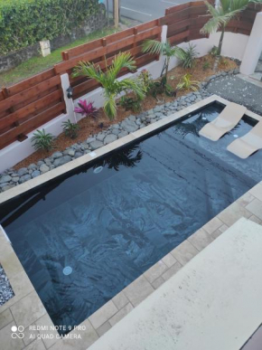 Les caze de la mer cassée avec piscine